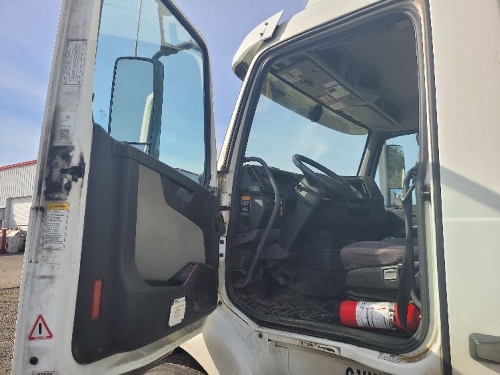 Day Cab Tractor-Heavy Duty Tractors-Volvo-2020-VNR64300-Tumwater-WA-261,018\n\t\tmiles-$ 50,500 - Image 9