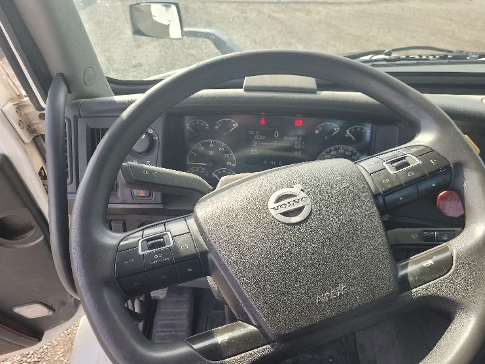 Day Cab Tractor-Heavy Duty Tractors-Volvo-2020-VNR64300-Tumwater-WA-268,809\n\t\tmiles-$ 50,250 - Image 11