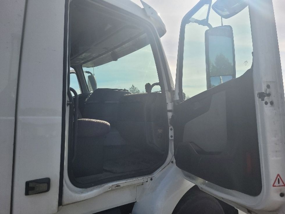 Day Cab Tractor-Heavy Duty Tractors-Volvo-2020-VNR64300-Tumwater-WA-268,809\n\t\tmiles-$ 50,250 - Image 12