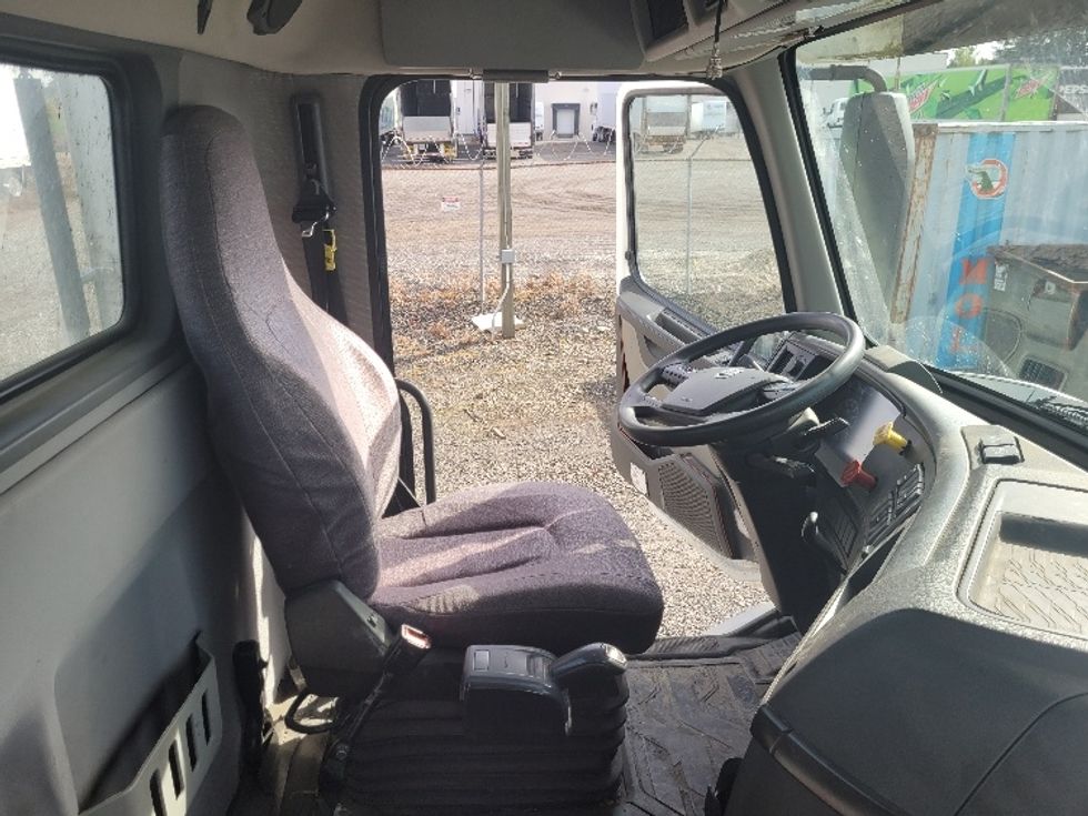 Day Cab Tractor-Heavy Duty Tractors-Volvo-2020-VNR64300-Tumwater-WA-268,809\n\t\tmiles-$ 50,250 - Image 14