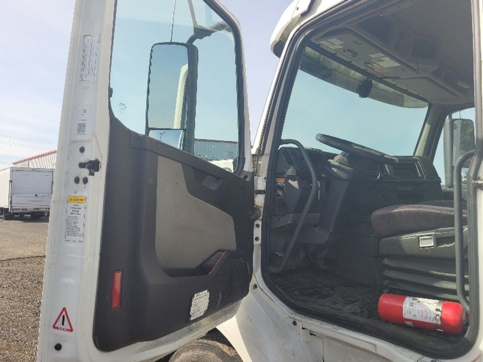 Day Cab Tractor-Heavy Duty Tractors-Volvo-2020-VNR64300-Tumwater-WA-268,809\n\t\tmiles-$ 50,250 - Image 9