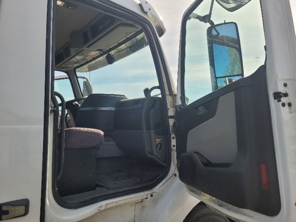 Day Cab Tractor-Heavy Duty Tractors-Volvo-2020-VNR64300-Tumwater-WA-271,449\n\t\tmiles-$ 50,000 - Image 12