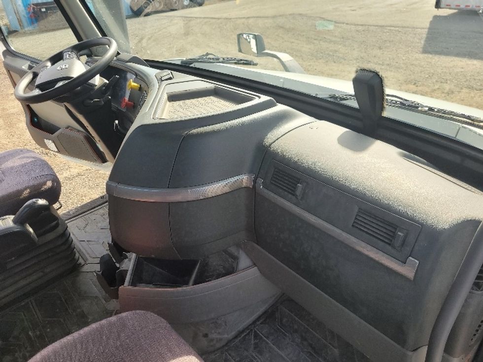 Day Cab Tractor-Heavy Duty Tractors-Volvo-2020-VNR64300-Tumwater-WA-271,449\n\t\tmiles-$ 50,000 - Image 13