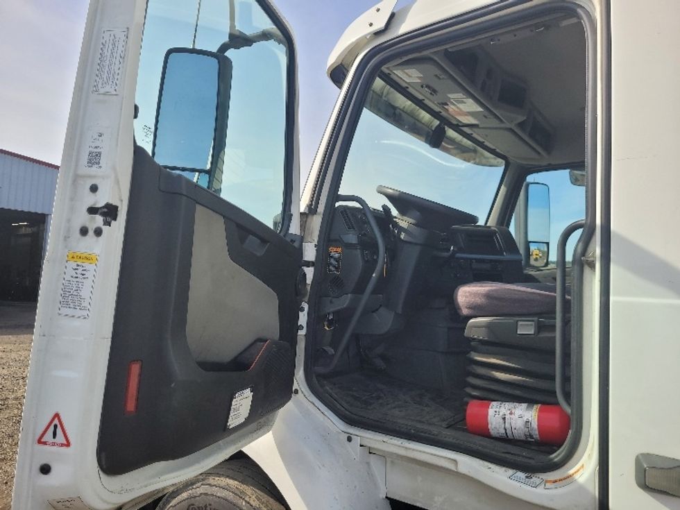 Day Cab Tractor-Heavy Duty Tractors-Volvo-2020-VNR64300-Tumwater-WA-271,449\n\t\tmiles-$ 50,000 - Image 9