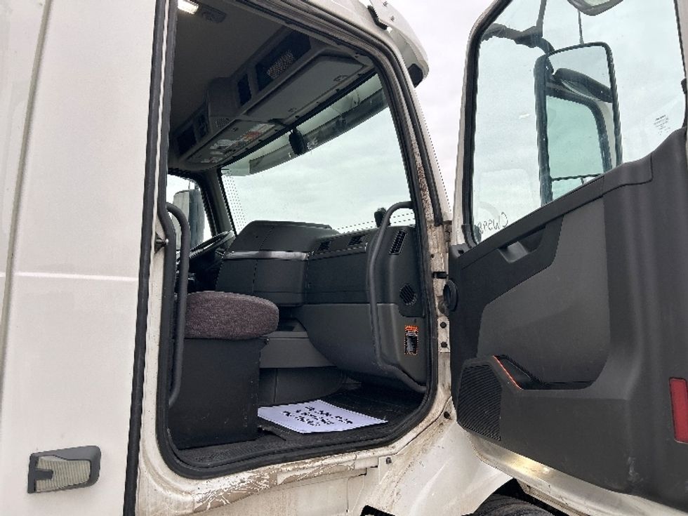 Day Cab Tractor-Heavy Duty Tractors-Volvo-2020-VNR64300-Watertown-NY-389,522\n\t\tmiles-$ 40,250 - Image 12