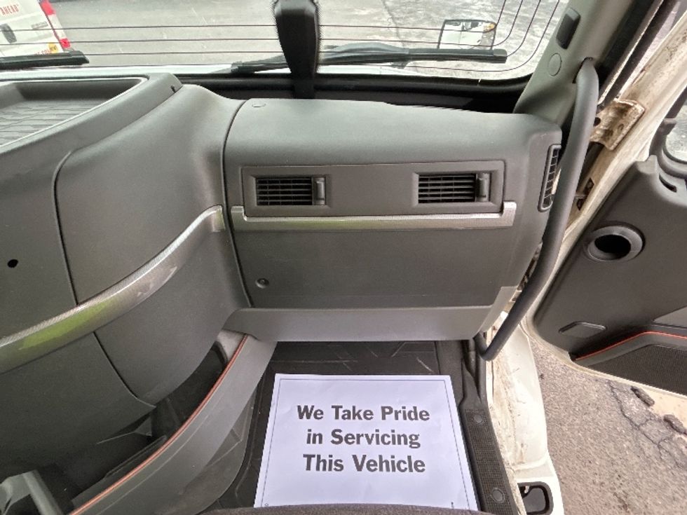 Day Cab Tractor-Heavy Duty Tractors-Volvo-2020-VNR64300-Watertown-NY-389,522\n\t\tmiles-$ 40,250 - Image 13