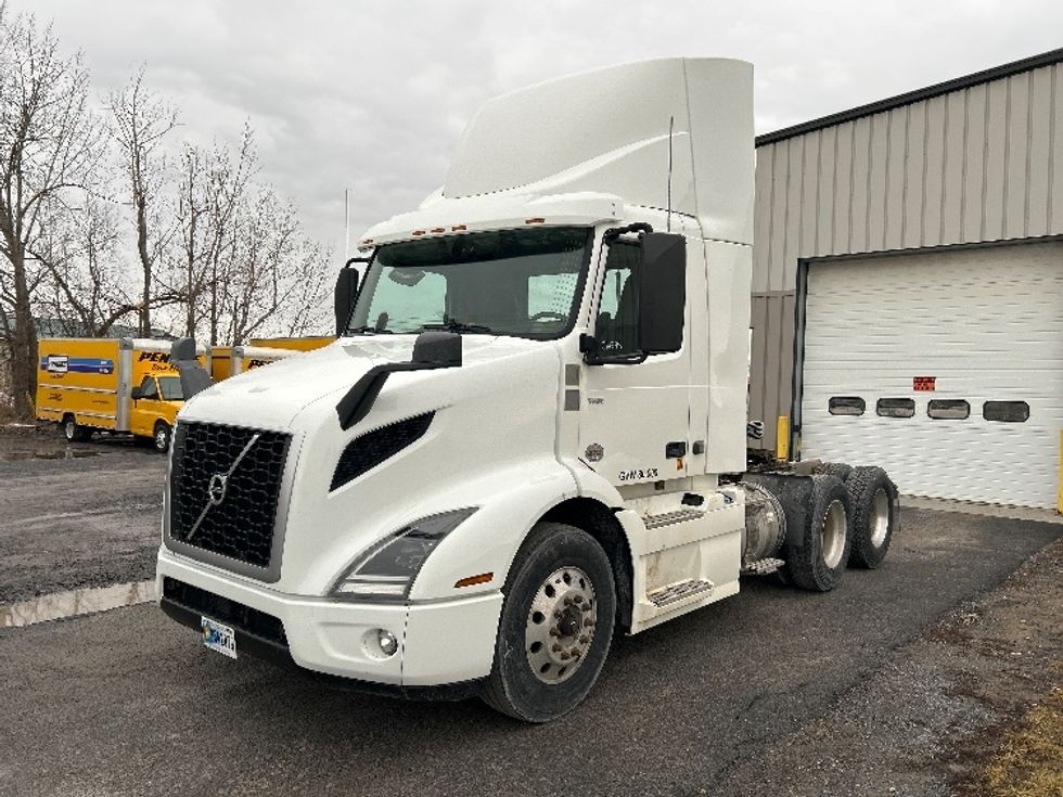 Day Cab Tractor-Heavy Duty Tractors-Volvo-2020-VNR64300-Watertown-NY-389,522\n\t\tmiles-$ 40,250 - Image 3