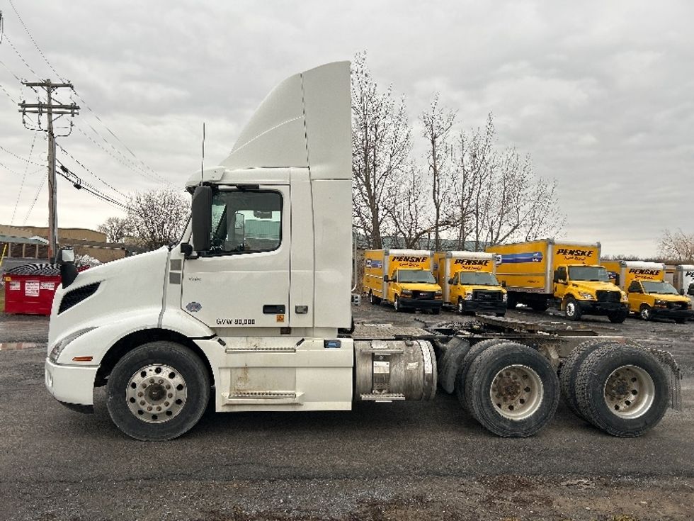 Day Cab Tractor-Heavy Duty Tractors-Volvo-2020-VNR64300-Watertown-NY-389,522\n\t\tmiles-$ 40,250 - Image 4