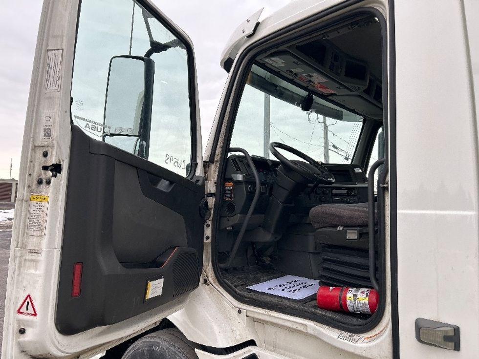 Day Cab Tractor-Heavy Duty Tractors-Volvo-2020-VNR64300-Watertown-NY-389,522\n\t\tmiles-$ 40,250 - Image 9