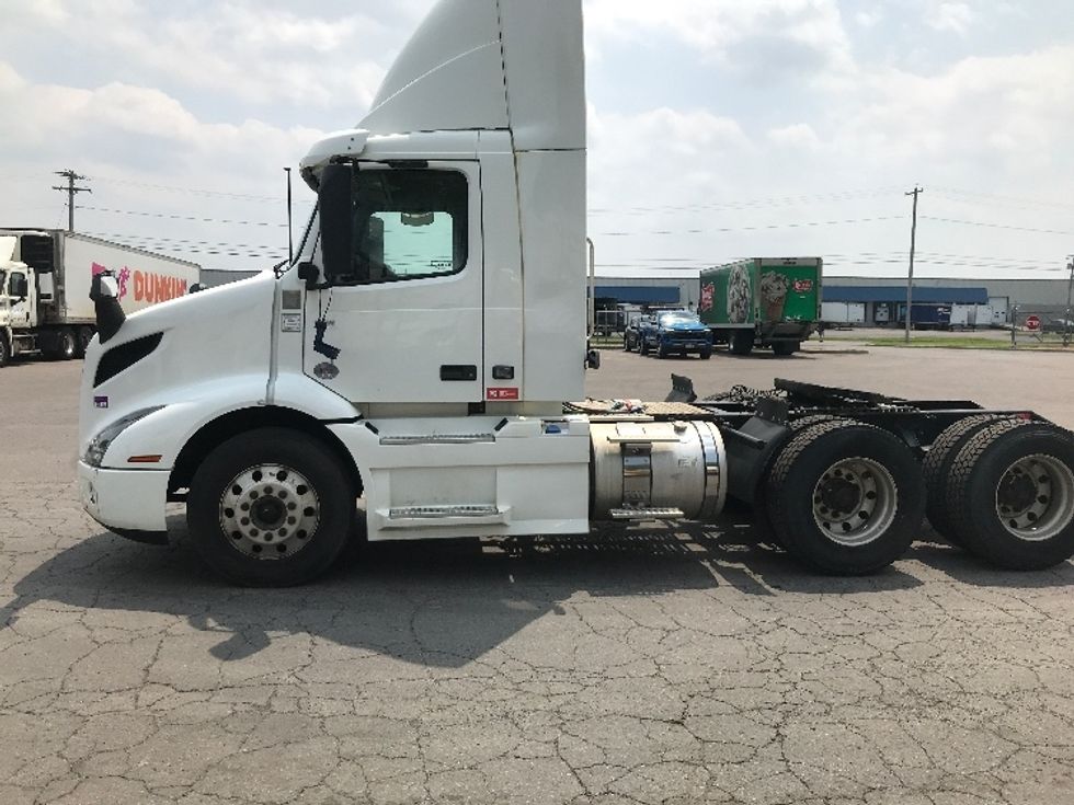 Day Cab Tractor-Heavy Duty Tractors-Volvo-2020-VNR64300-Watertown-NY-434,071\n\t\tmiles-$ 41,000 - Image 4