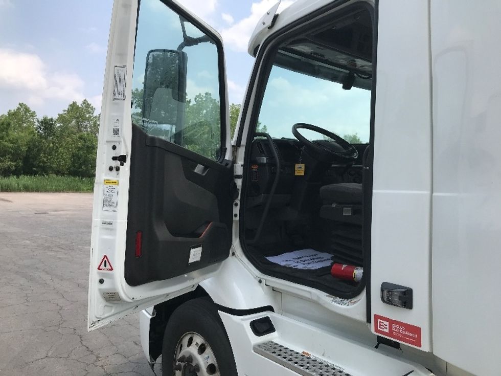 Day Cab Tractor-Heavy Duty Tractors-Volvo-2020-VNR64300-Watertown-NY-434,071\n\t\tmiles-$ 41,000 - Image 9