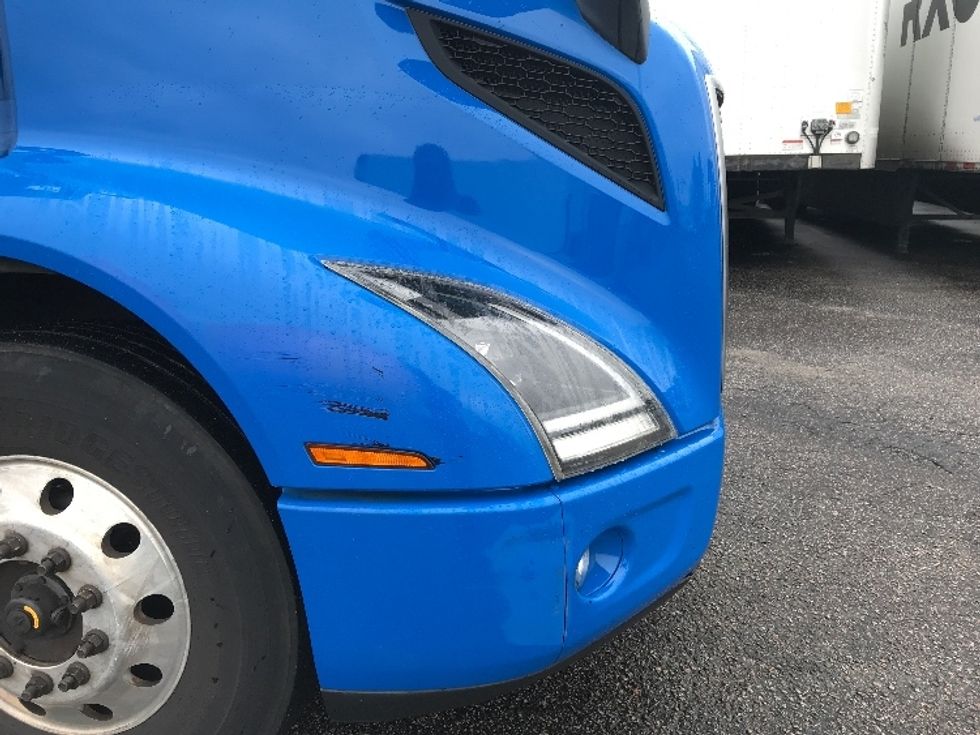 Day Cab Tractor-Heavy Duty Tractors-Volvo-2020-VNR64300-West Columbia-SC-378,600\n\t\tmiles-$ 60,250 - Image 24