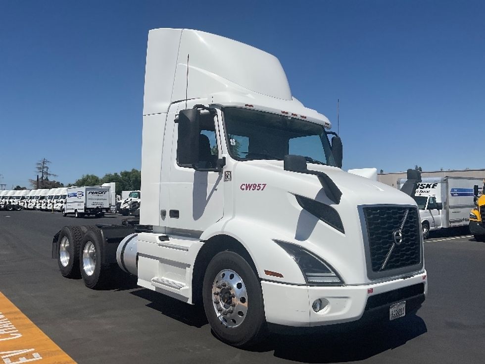 Day Cab Tractor-Heavy Duty Tractors-Volvo-2020-VNR64300-West Sacramento-CA-409,257\n\t\tmiles-$ 60,250 - Image 1