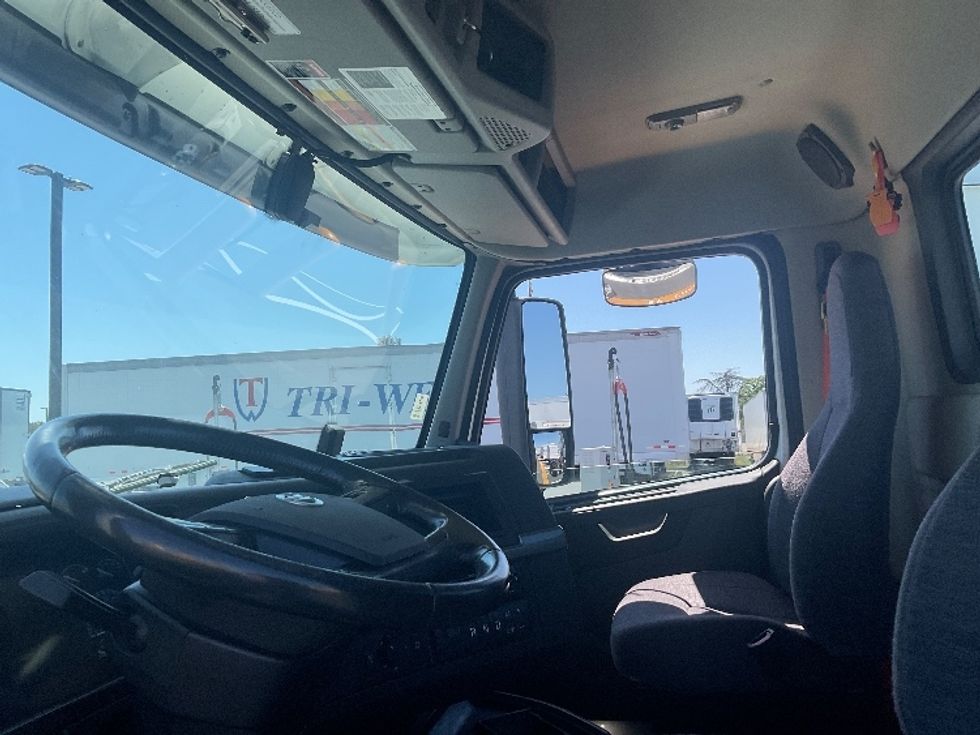 Day Cab Tractor-Heavy Duty Tractors-Volvo-2020-VNR64300-West Sacramento-CA-409,257\n\t\tmiles-$ 60,250 - Image 10