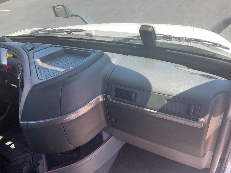 Day Cab Tractor-Heavy Duty Tractors-Volvo-2020-VNR64300-West Sacramento-CA-409,257\n\t\tmiles-$ 60,250 - Image 13