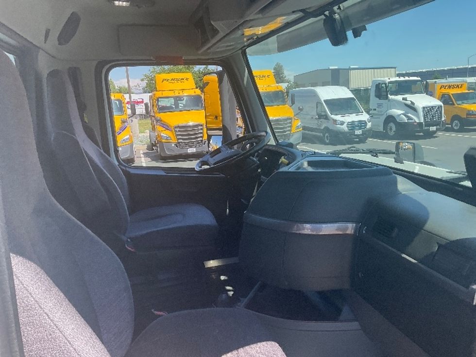 Day Cab Tractor-Heavy Duty Tractors-Volvo-2020-VNR64300-West Sacramento-CA-409,257\n\t\tmiles-$ 60,250 - Image 14