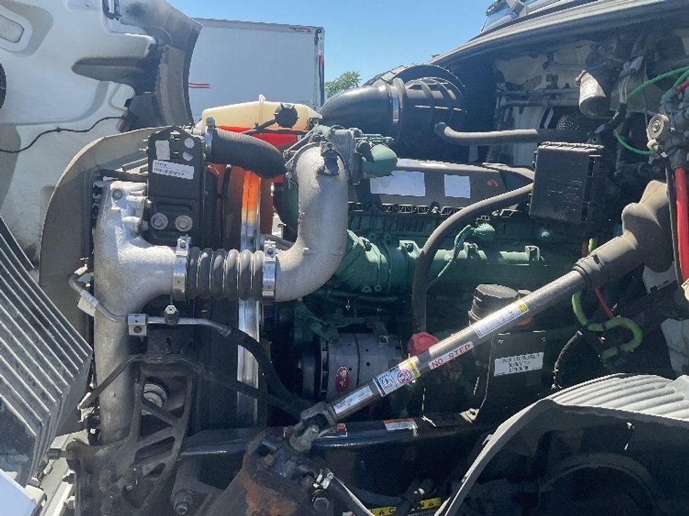 Day Cab Tractor-Heavy Duty Tractors-Volvo-2020-VNR64300-West Sacramento-CA-409,257\n\t\tmiles-$ 60,250 - Image 16