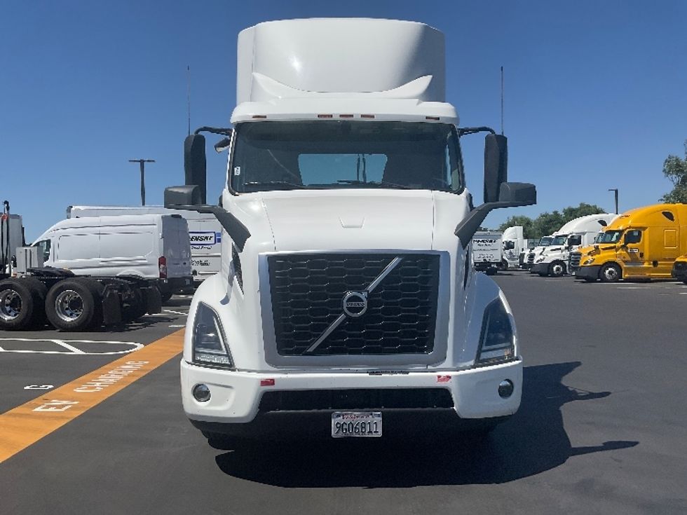 Day Cab Tractor-Heavy Duty Tractors-Volvo-2020-VNR64300-West Sacramento-CA-409,257\n\t\tmiles-$ 60,250 - Image 2