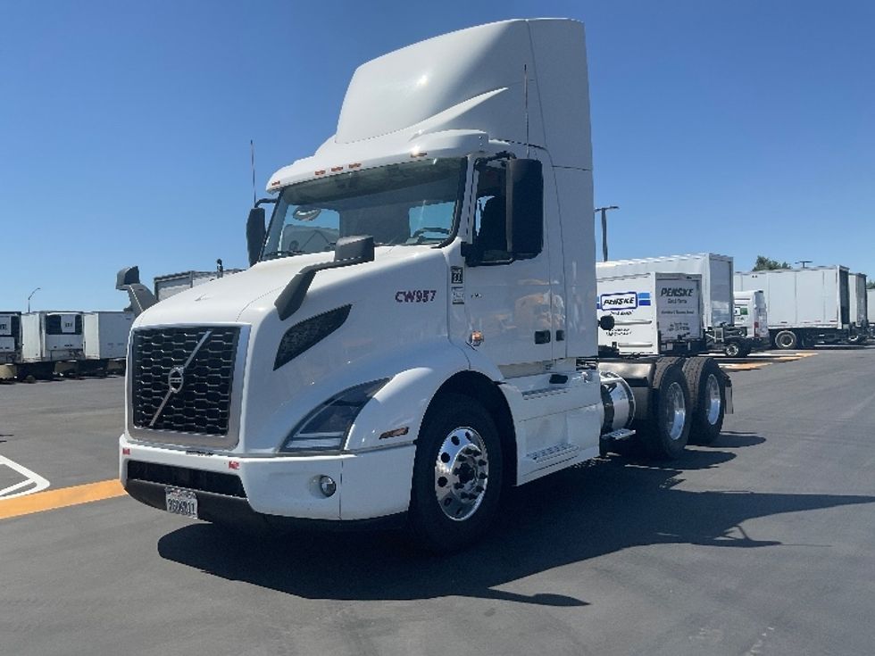 Day Cab Tractor-Heavy Duty Tractors-Volvo-2020-VNR64300-West Sacramento-CA-409,257\n\t\tmiles-$ 60,250 - Image 3