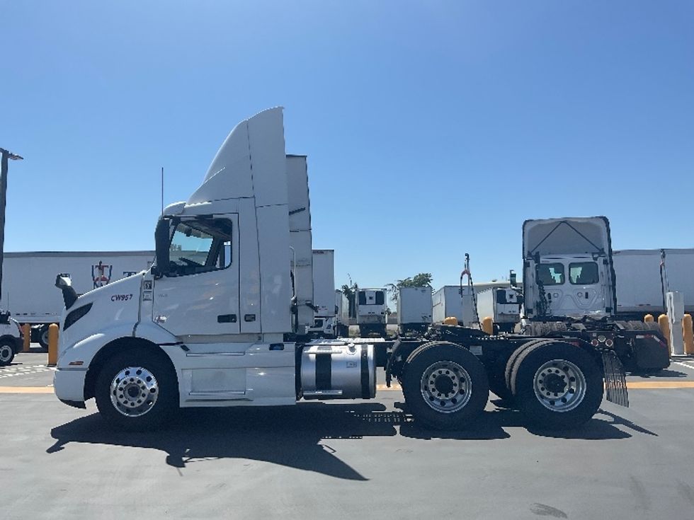 Day Cab Tractor-Heavy Duty Tractors-Volvo-2020-VNR64300-West Sacramento-CA-409,257\n\t\tmiles-$ 60,250 - Image 4