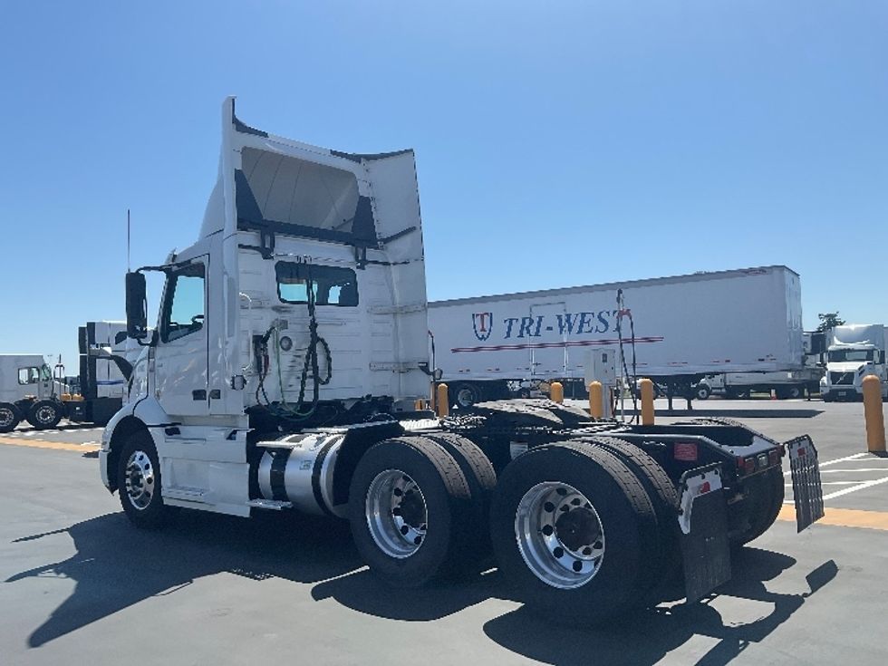 Day Cab Tractor-Heavy Duty Tractors-Volvo-2020-VNR64300-West Sacramento-CA-409,257\n\t\tmiles-$ 60,250 - Image 5