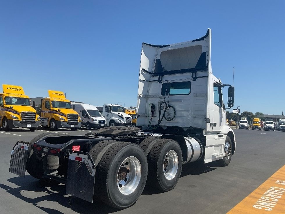 Day Cab Tractor-Heavy Duty Tractors-Volvo-2020-VNR64300-West Sacramento-CA-409,257\n\t\tmiles-$ 60,250 - Image 7