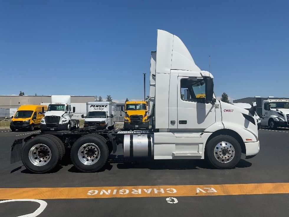 Day Cab Tractor-Heavy Duty Tractors-Volvo-2020-VNR64300-West Sacramento-CA-409,257\n\t\tmiles-$ 60,250 - Image 8