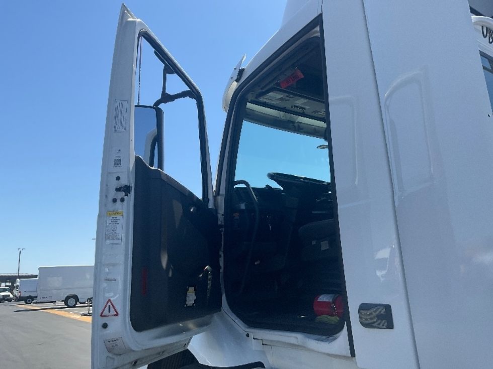 Day Cab Tractor-Heavy Duty Tractors-Volvo-2020-VNR64300-West Sacramento-CA-409,257\n\t\tmiles-$ 60,250 - Image 9