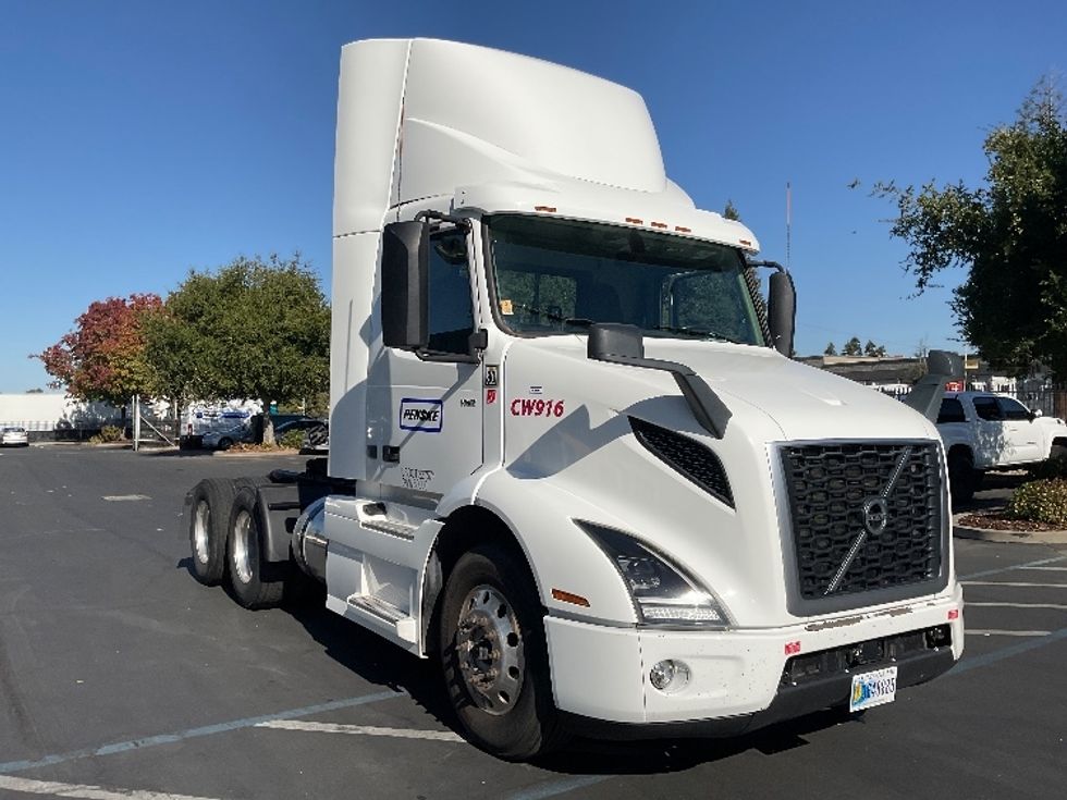 Day Cab Tractor-Heavy Duty Tractors-Volvo-2020-VNR64300-West Sacramento-CA-451,584\n\t\tmiles-$ 55,750 - Image 1