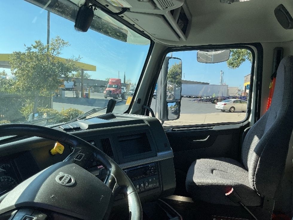 Day Cab Tractor-Heavy Duty Tractors-Volvo-2020-VNR64300-West Sacramento-CA-451,584\n\t\tmiles-$ 55,750 - Image 10