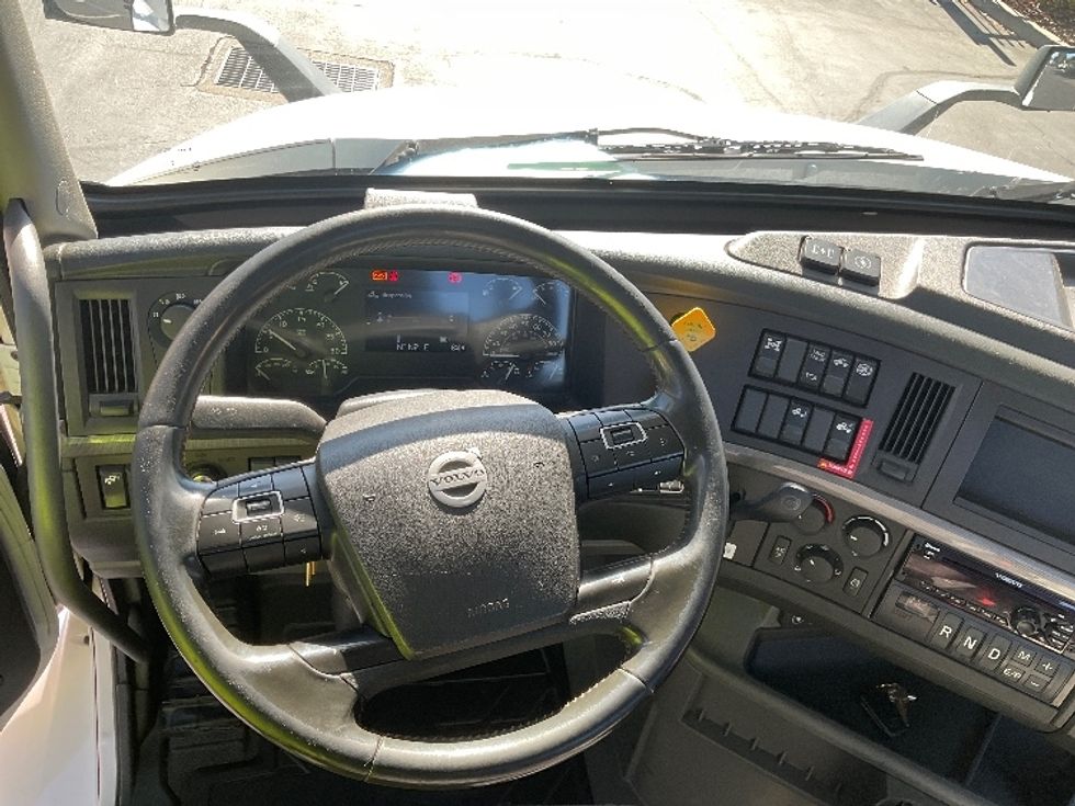 Day Cab Tractor-Heavy Duty Tractors-Volvo-2020-VNR64300-West Sacramento-CA-451,584\n\t\tmiles-$ 55,750 - Image 11