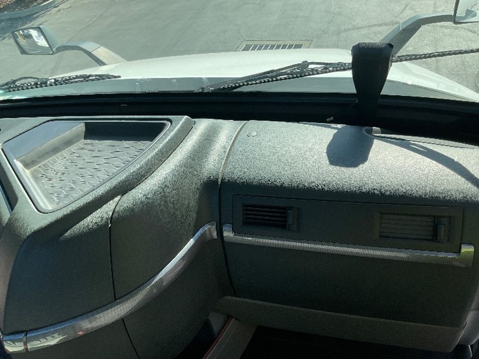 Day Cab Tractor-Heavy Duty Tractors-Volvo-2020-VNR64300-West Sacramento-CA-451,584\n\t\tmiles-$ 55,750 - Image 13