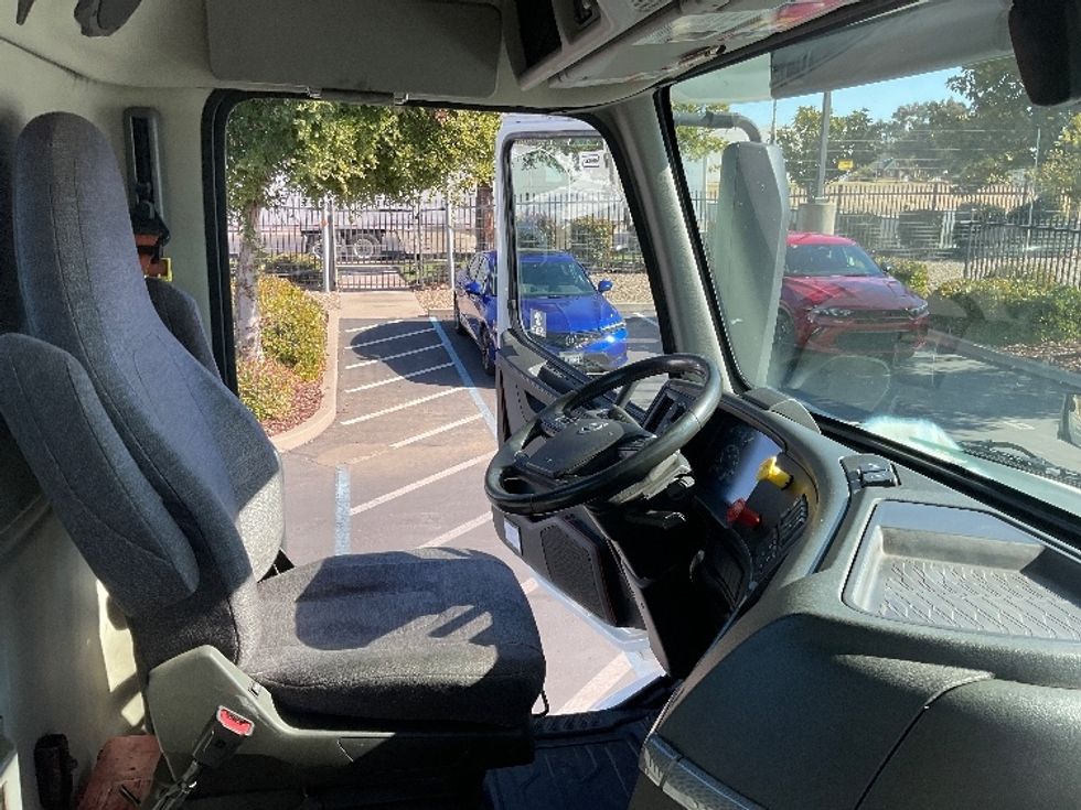 Day Cab Tractor-Heavy Duty Tractors-Volvo-2020-VNR64300-West Sacramento-CA-451,584\n\t\tmiles-$ 55,750 - Image 14