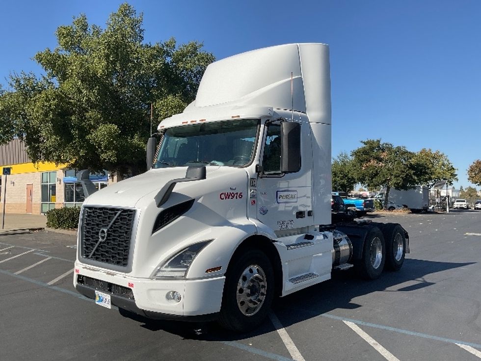 Day Cab Tractor-Heavy Duty Tractors-Volvo-2020-VNR64300-West Sacramento-CA-451,584\n\t\tmiles-$ 55,750 - Image 3