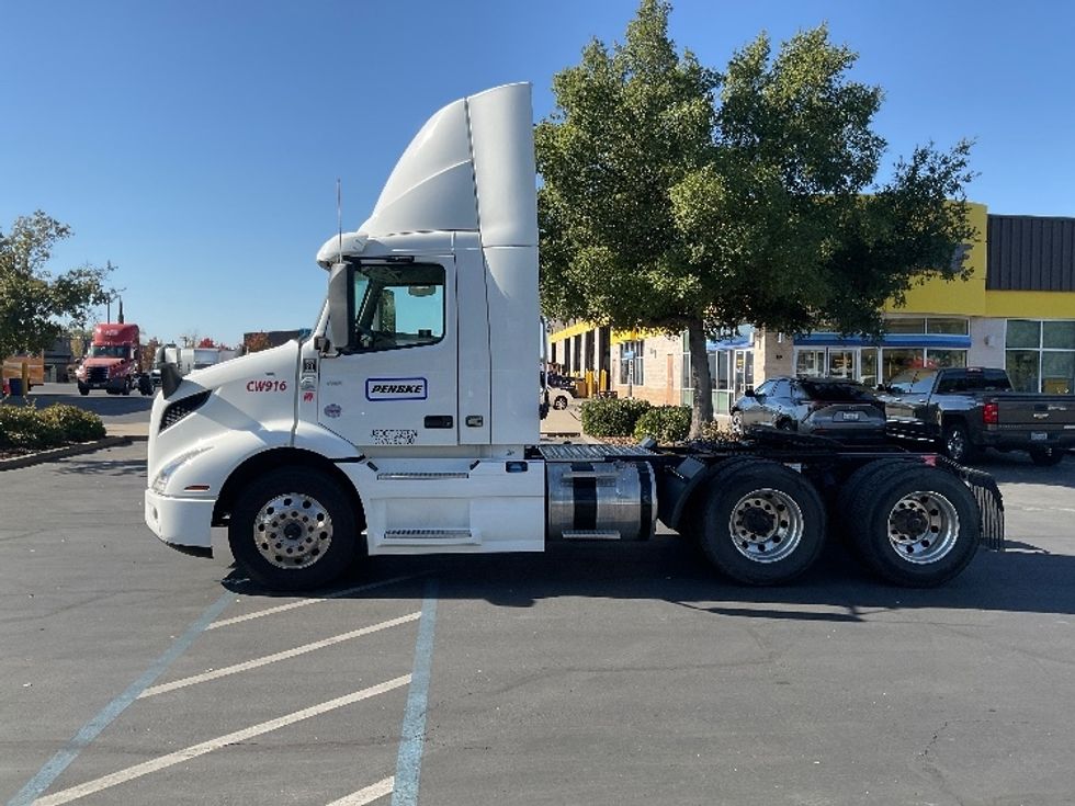 Day Cab Tractor-Heavy Duty Tractors-Volvo-2020-VNR64300-West Sacramento-CA-451,584\n\t\tmiles-$ 55,750 - Image 4
