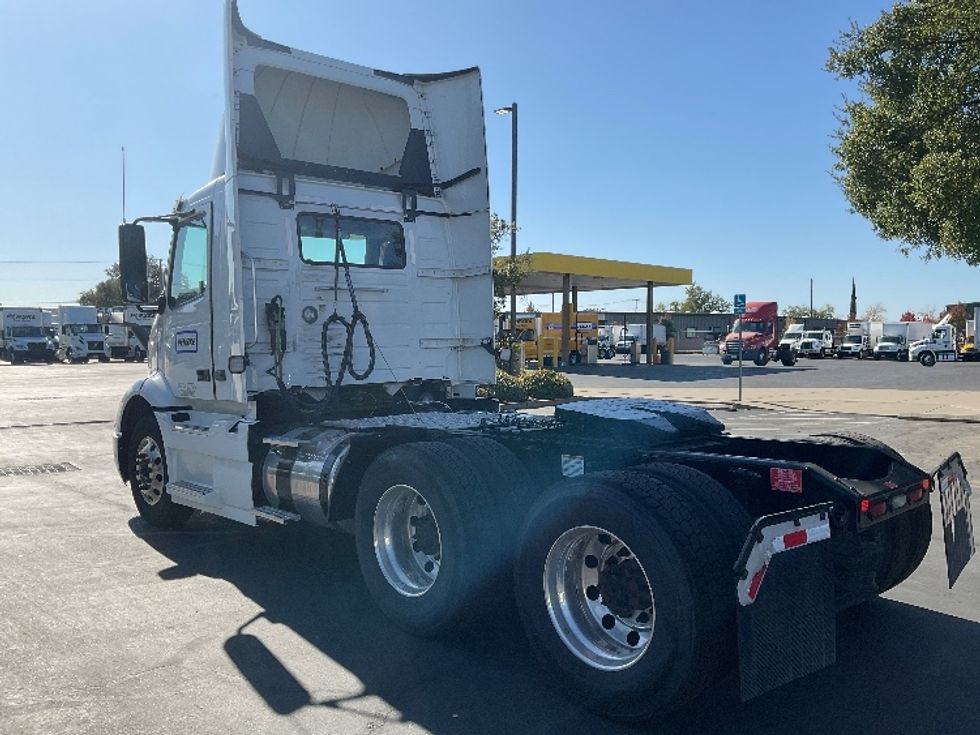Day Cab Tractor-Heavy Duty Tractors-Volvo-2020-VNR64300-West Sacramento-CA-451,584\n\t\tmiles-$ 55,750 - Image 5