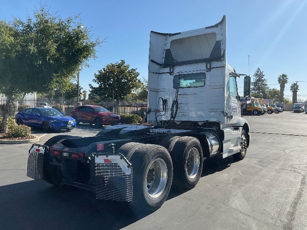 Day Cab Tractor-Heavy Duty Tractors-Volvo-2020-VNR64300-West Sacramento-CA-451,584\n\t\tmiles-$ 55,750 - Image 7