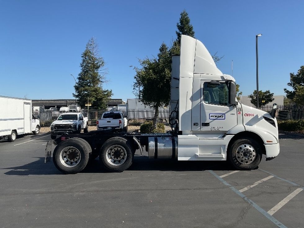 Day Cab Tractor-Heavy Duty Tractors-Volvo-2020-VNR64300-West Sacramento-CA-451,584\n\t\tmiles-$ 55,750 - Image 8