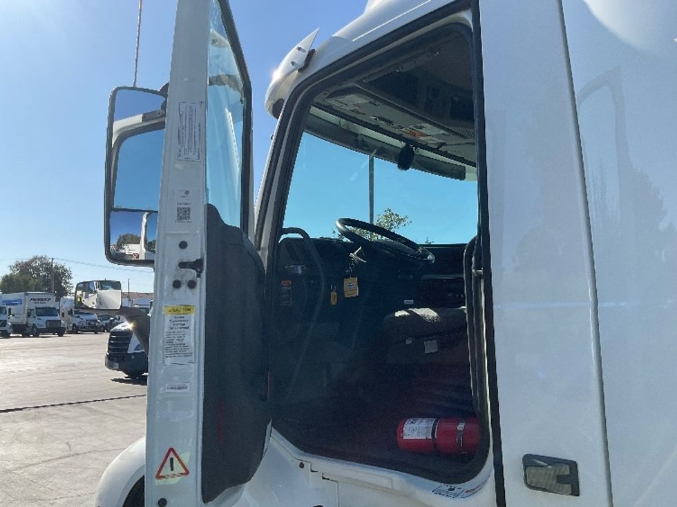 Day Cab Tractor-Heavy Duty Tractors-Volvo-2020-VNR64300-West Sacramento-CA-451,584\n\t\tmiles-$ 55,750 - Image 9