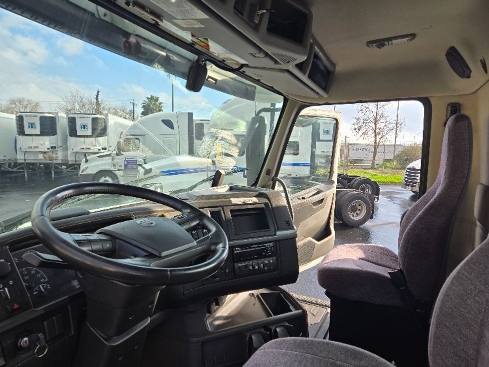 Day Cab Tractor-Heavy Duty Tractors-Volvo-2020-VNR64300-West Sacramento-CA-462,454\n\t\tmiles-$ 56,250 - Image 10