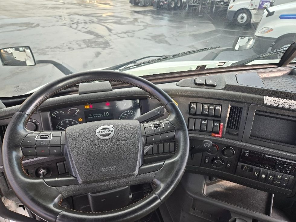 Day Cab Tractor-Heavy Duty Tractors-Volvo-2020-VNR64300-West Sacramento-CA-462,454\n\t\tmiles-$ 56,250 - Image 11