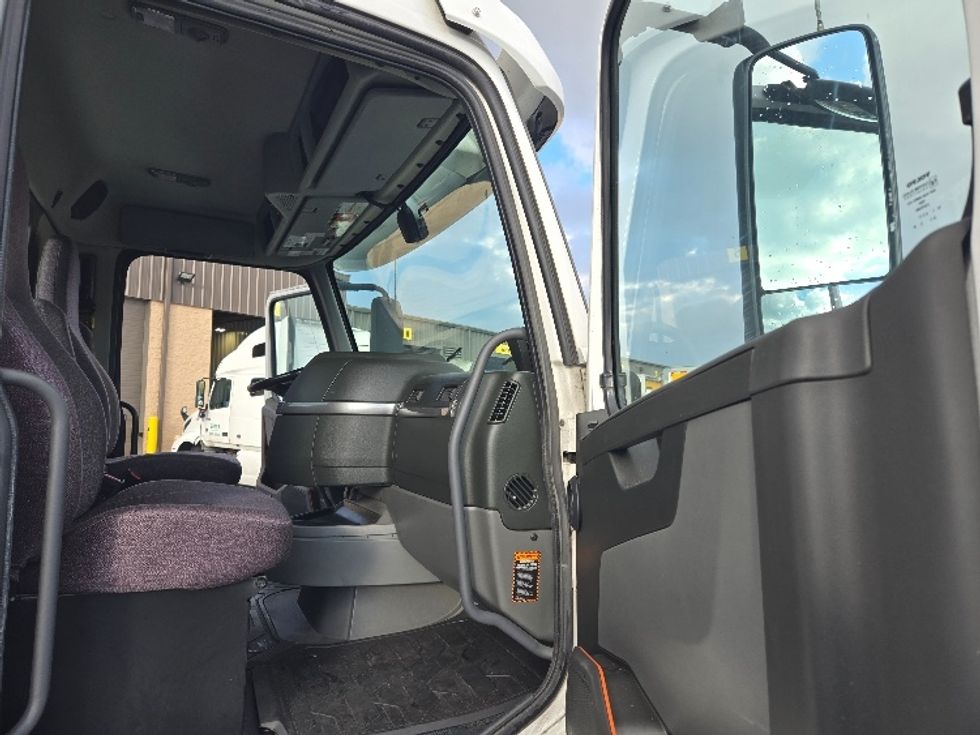 Day Cab Tractor-Heavy Duty Tractors-Volvo-2020-VNR64300-West Sacramento-CA-462,454\n\t\tmiles-$ 56,250 - Image 12