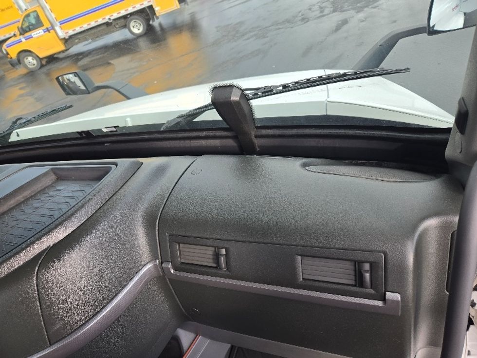 Day Cab Tractor-Heavy Duty Tractors-Volvo-2020-VNR64300-West Sacramento-CA-462,454\n\t\tmiles-$ 56,250 - Image 13