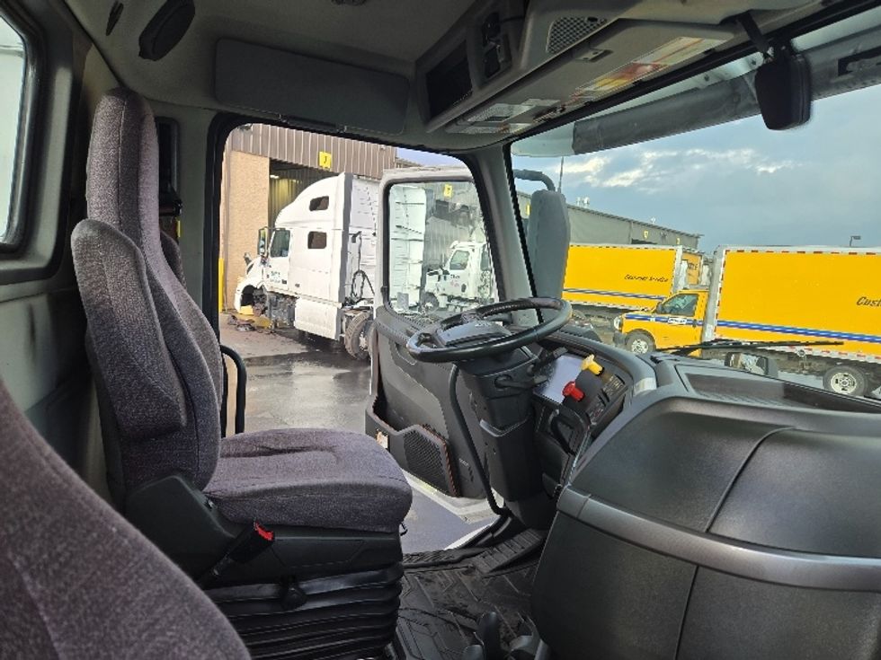 Day Cab Tractor-Heavy Duty Tractors-Volvo-2020-VNR64300-West Sacramento-CA-462,454\n\t\tmiles-$ 56,250 - Image 14