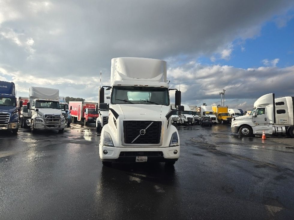 Day Cab Tractor-Heavy Duty Tractors-Volvo-2020-VNR64300-West Sacramento-CA-462,454\n\t\tmiles-$ 56,250 - Image 2
