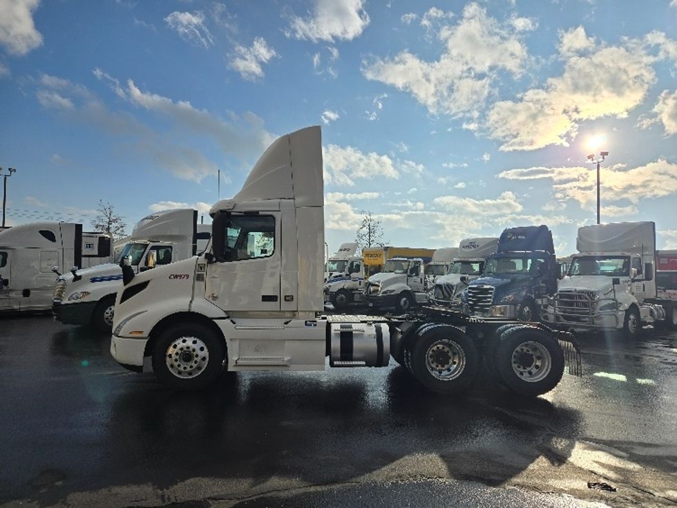 Day Cab Tractor-Heavy Duty Tractors-Volvo-2020-VNR64300-West Sacramento-CA-462,454\n\t\tmiles-$ 56,250 - Image 4