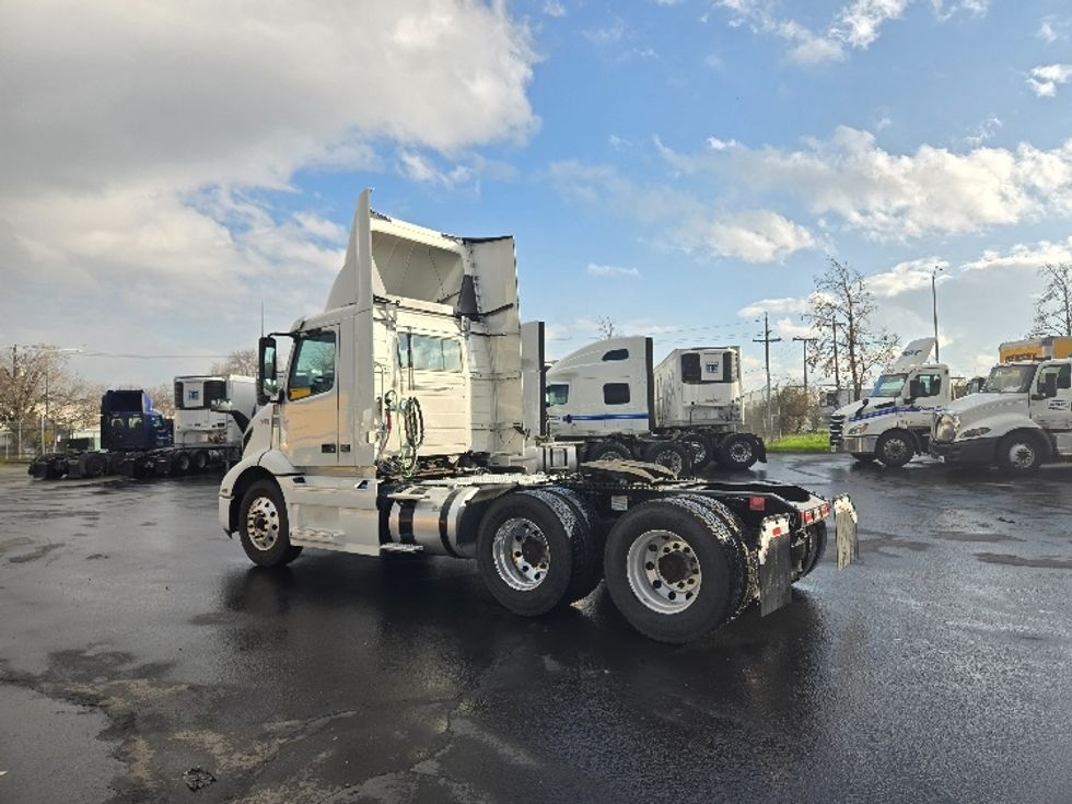Day Cab Tractor-Heavy Duty Tractors-Volvo-2020-VNR64300-West Sacramento-CA-462,454\n\t\tmiles-$ 56,250 - Image 5