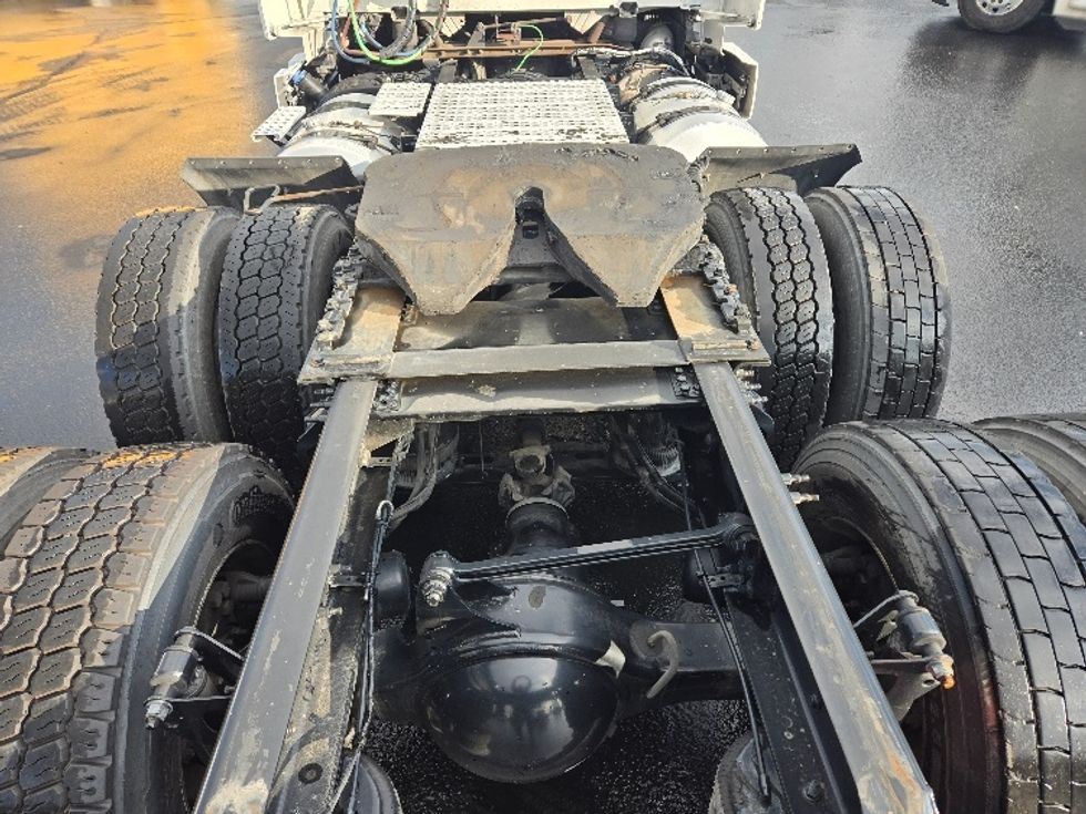 Day Cab Tractor-Heavy Duty Tractors-Volvo-2020-VNR64300-West Sacramento-CA-462,454\n\t\tmiles-$ 56,250 - Image 6