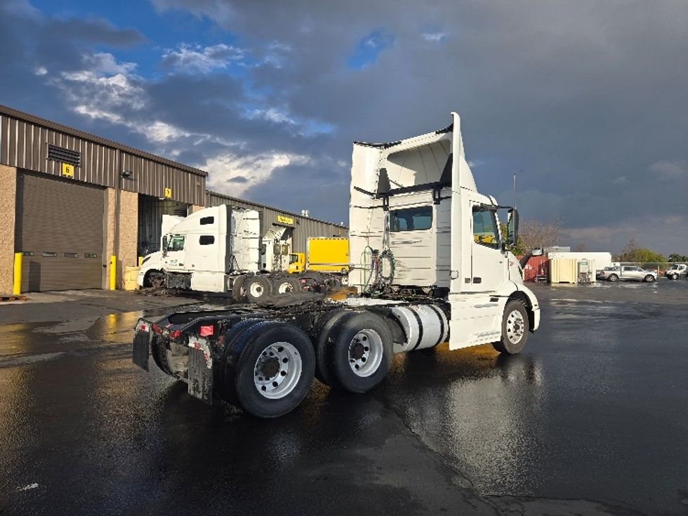 Day Cab Tractor-Heavy Duty Tractors-Volvo-2020-VNR64300-West Sacramento-CA-462,454\n\t\tmiles-$ 56,250 - Image 7