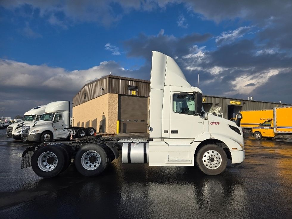 Day Cab Tractor-Heavy Duty Tractors-Volvo-2020-VNR64300-West Sacramento-CA-462,454\n\t\tmiles-$ 56,250 - Image 8